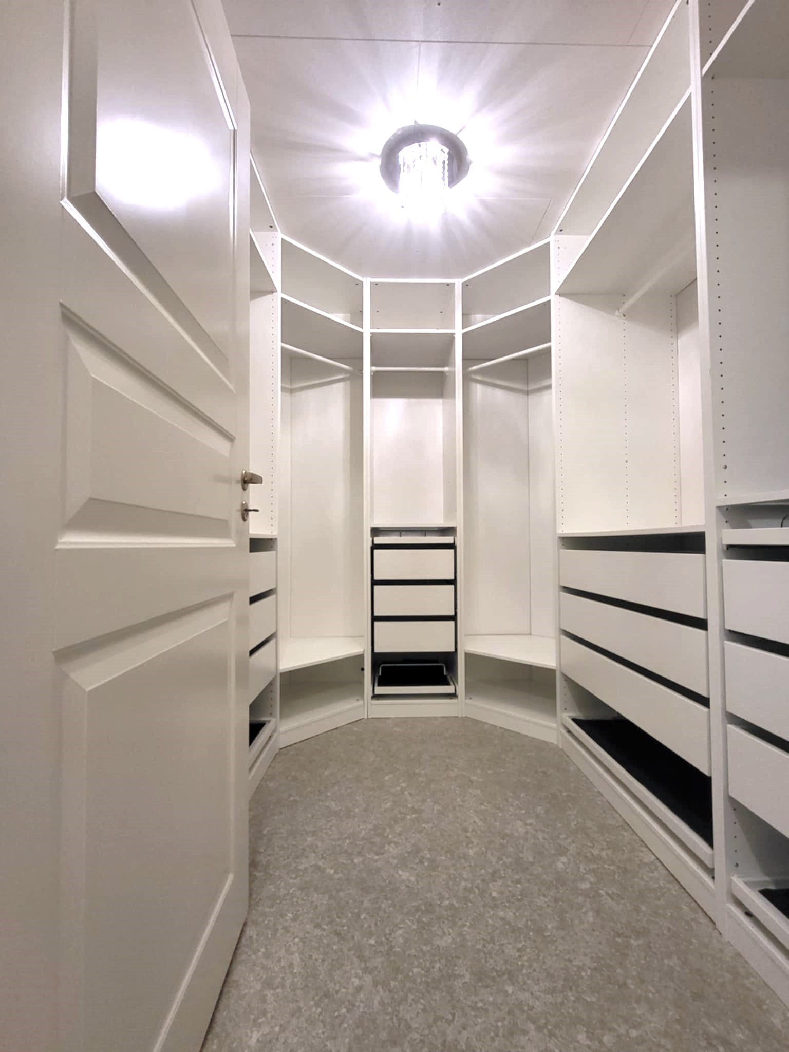 Praktisk walk-in closet med god lagringsplass